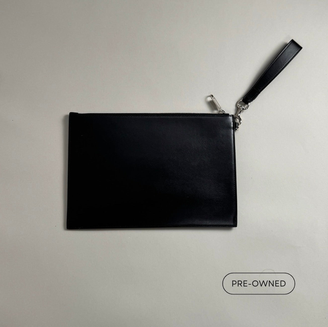 Clutch de cuero con logo bordado y cierre GUCCI