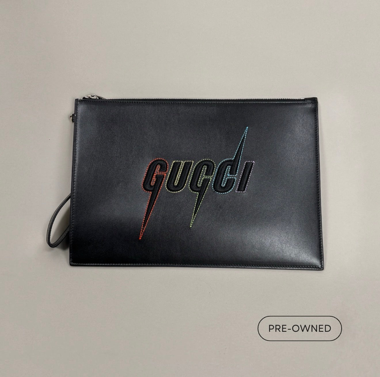 Clutch de cuero con logo bordado y cierre GUCCI