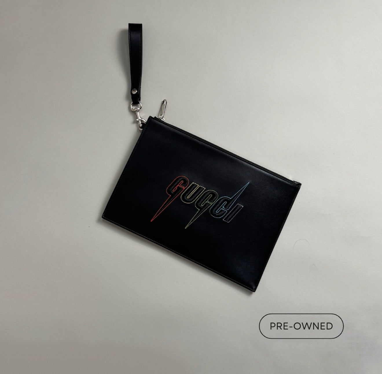 Clutch de cuero con logo bordado y cierre GUCCI