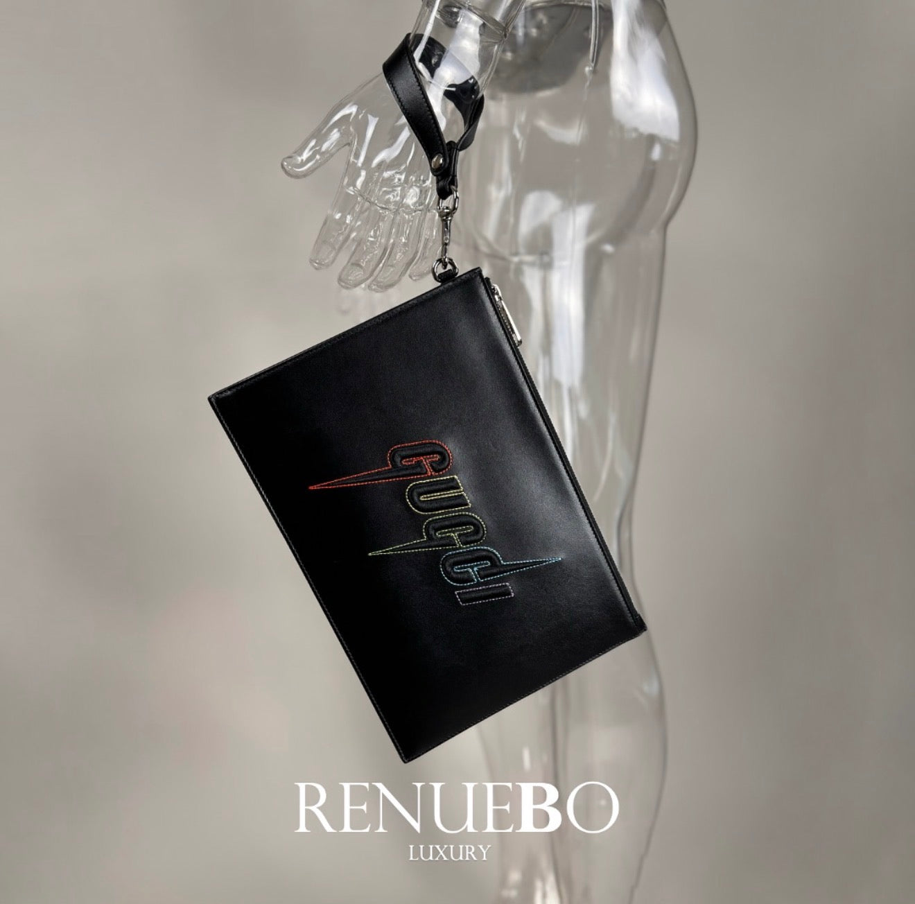 Clutch de cuero con logo bordado y cierre GUCCI